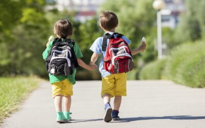 Mal di Schiena nei Bambini: Gli Zaini “Pesanti” e il Ruolo dei Dispositivi Digitali (2 cose fondamentali che tutti dovrebbero sapere)